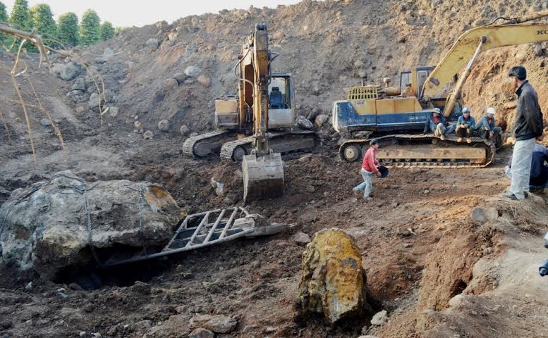 khai thác đá quý